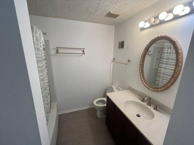 6310 Meeting House Way in Alexandria, VA - Foto de edificio - Building Photo