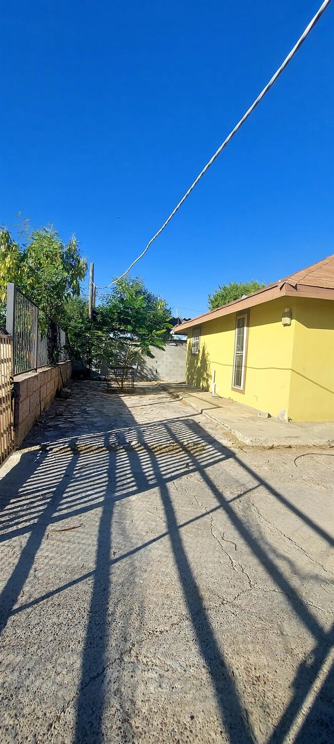 207 Arco Iris Road in Laredo, TX - Building Photo - Building Photo