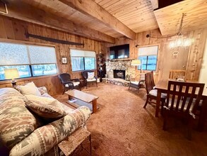 7046 4th Ave in Tahoma, CA - Foto de edificio - Building Photo