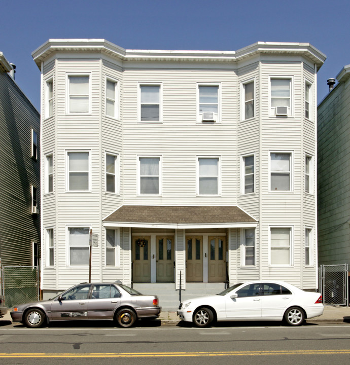 417 Cardinal Medeiros Ave in Cambridge, MA - Foto de edificio