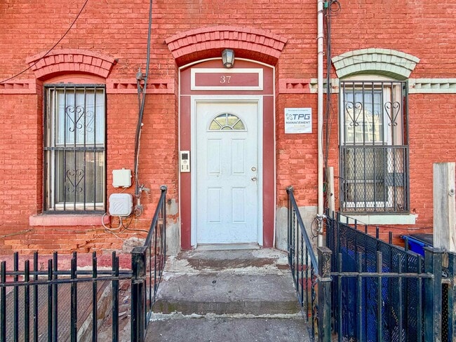 37 Harmon St in Jersey City, NJ - Building Photo - Building Photo