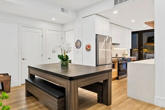 1566 Beacon St in Brookline, MA - Foto de edificio - Building Photo