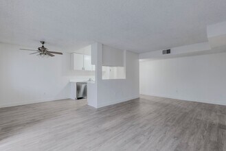 17204 Chatsworth St in Los Angeles, CA - Foto de edificio - Building Photo