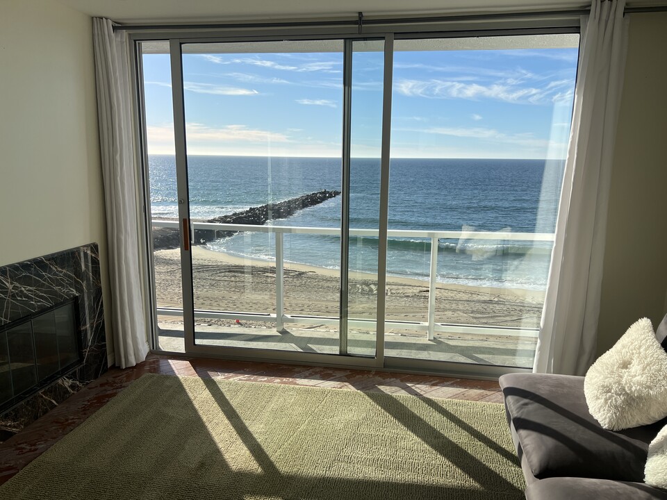 615 Esplanade, Unit 301 in Redondo Beach, CA - Building Photo