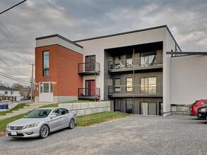 120 Sainte-Rose Boul E in Laval, QC - Building Photo - Building Photo