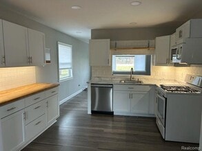 6106 S Dort Hwy in Grand Blanc, MI - Building Photo - Building Photo