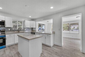 16200 NE 3rd Ave in North Miami Beach, FL - Foto de edificio - Building Photo