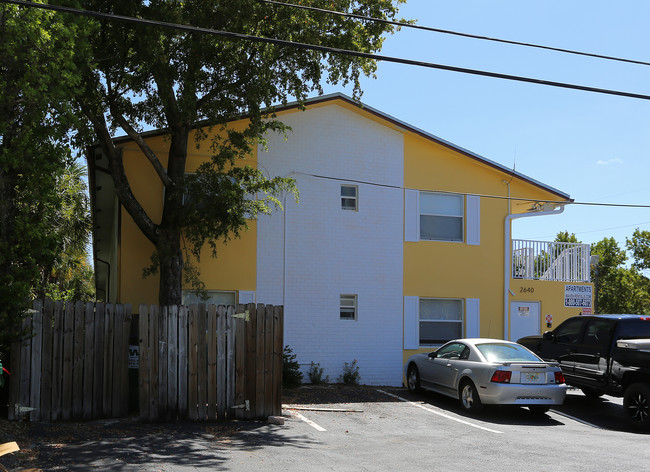 Maven Apartments in Wilton Manors, FL - Foto de edificio - Building Photo