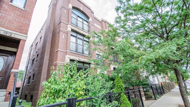 1910 W Armitage Ave in Chicago, IL - Foto de edificio - Building Photo