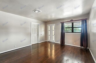 10705 Coogan Dr in Dallas, TX - Building Photo - Building Photo