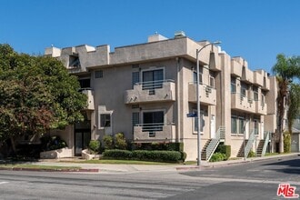 102 N Sweetzer Ave in Los Angeles, CA - Building Photo - Building Photo