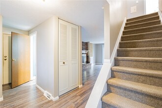 472 Gresham Dr in Fairlawn, OH - Foto de edificio - Building Photo