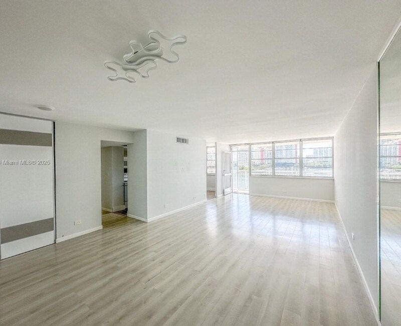 250 174th St in Sunny Isles Beach, FL - Building Photo