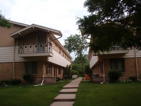 12135 Dearbourn Ave in Wauwatosa, WI - Foto de edificio - Building Photo