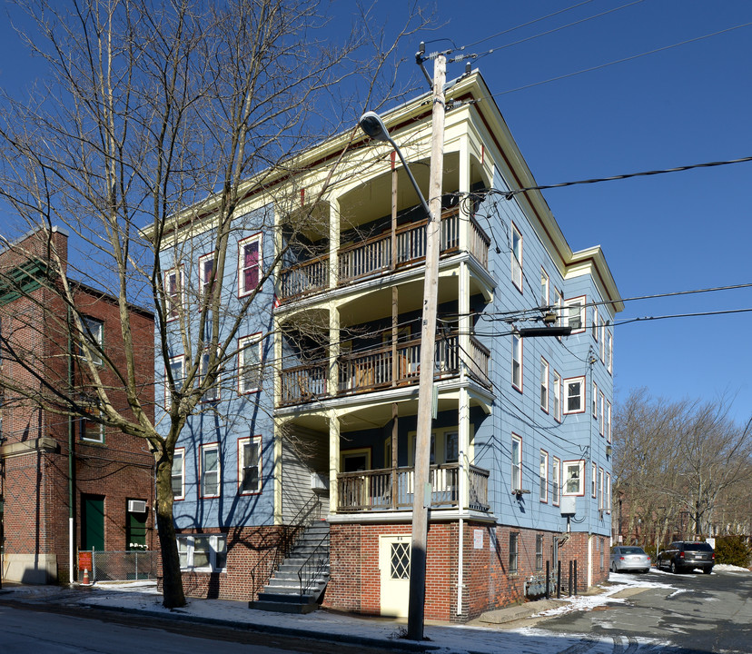 8 White Ave in Brockton, MA - Foto de edificio