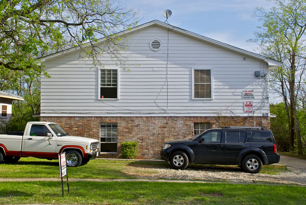 618 W Sycamore St in Denton, TX - Building Photo