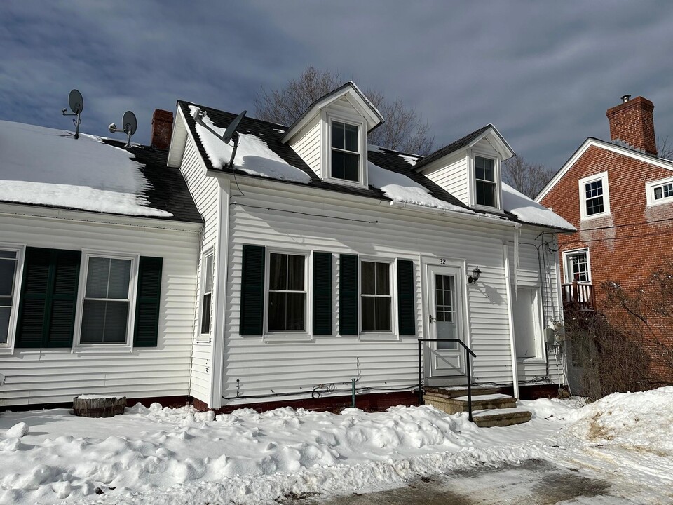 30-32-32 Main St in Bennington, NH - Building Photo