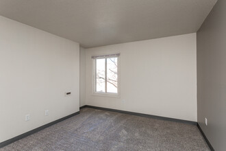 Old Main & Drake Apartments in Des Moines, IA - Building Photo - Interior Photo