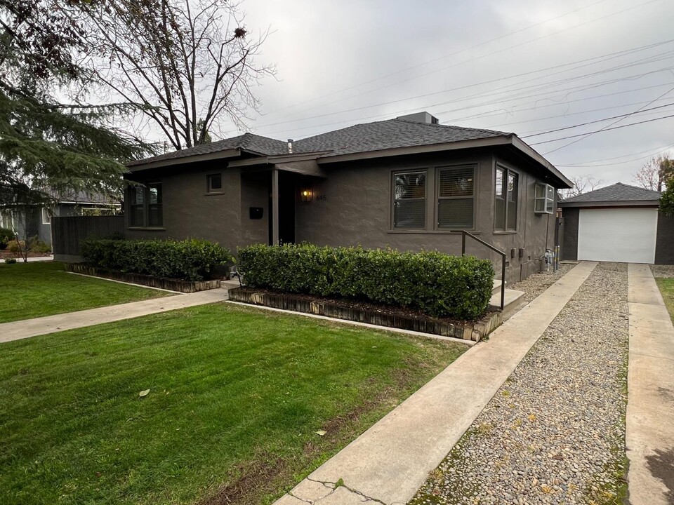 645 E Ramona Way in Fresno, CA - Building Photo