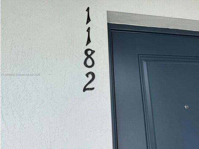 1182 SE 1st Ave in Florida City, FL - Foto de edificio - Building Photo