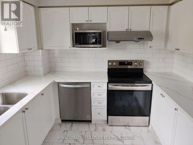 1525 S Parade Ct in Mississauga, ON - Building Photo - Building Photo