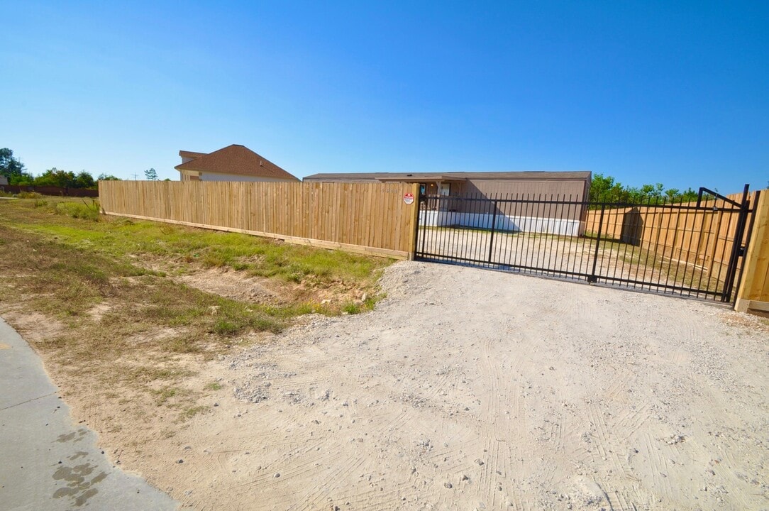 25 Road 5608 in Cleveland, TX - Building Photo