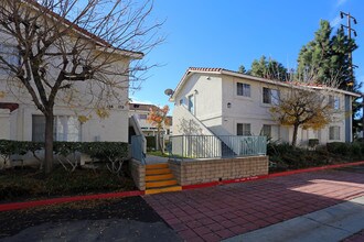 Gables Apartments in Placentia, CA - Foto de edificio - Building Photo