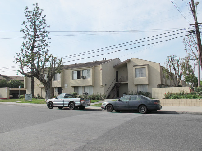 Syracuse Park Apartments in Baldwin Park, CA - Foto de edificio - Building Photo