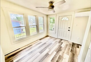 1121 Essex St, Unit 1 in San Antonio, TX - Foto de edificio - Building Photo