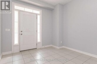 7 Lakefront Dr in Hamilton, ON - Building Photo - Building Photo