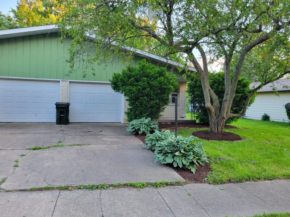1201 E Harding Dr in Urbana, IL - Building Photo