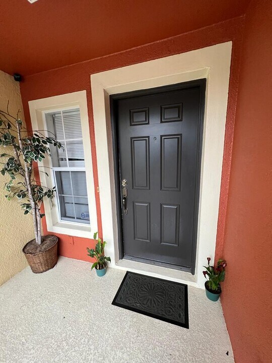 529 Cresting Oak Cir in Orlando, FL - Building Photo