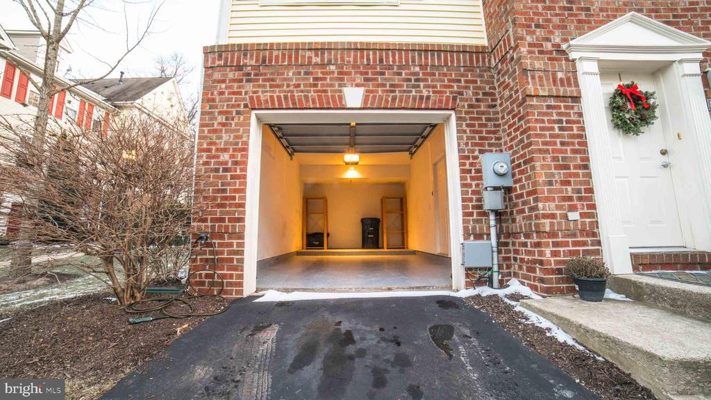 8067 Nicosh Cir Ln in Falls Church, VA - Building Photo