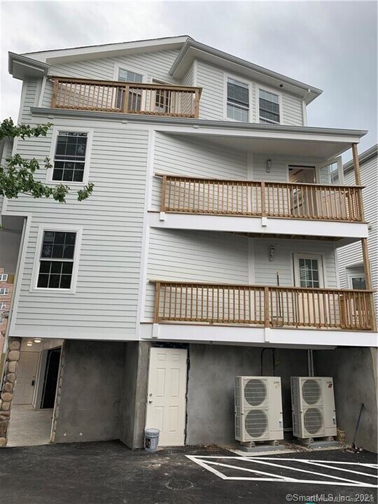 159 Grove St-Unit -D in Stamford, CT - Building Photo