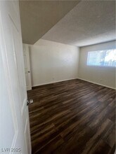 595 S Royal Crest Cir in Las Vegas, NV - Building Photo - Building Photo