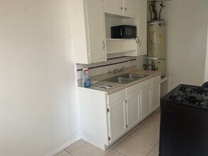 8921 Hunt Ave, Unit B in South Gate, CA - Foto de edificio - Building Photo