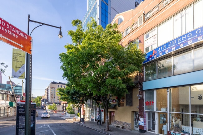 3704 Prince St in Flushing, NY - Foto de edificio - Building Photo