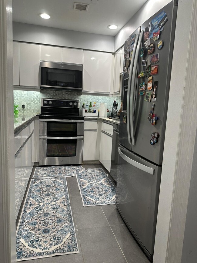 100 Shearwater Ct E, Unit 54 in Jersey City, NJ - Building Photo - Building Photo