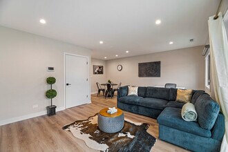 2356 W Touhy Ave in Chicago, IL - Building Photo - Building Photo