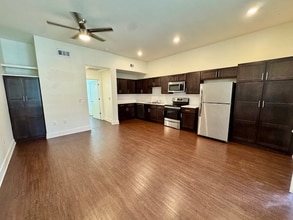 726 E Emma Ave, Unit 106 in Springdale, AR - Foto de edificio - Building Photo