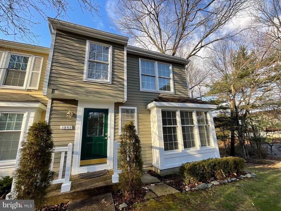 1565 Twisted Oak Dr in Reston, VA - Building Photo