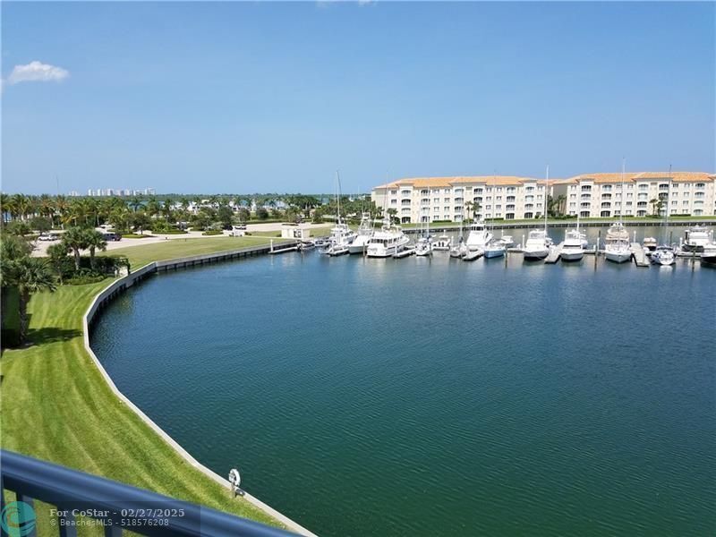 12 Harbour Isle Dr W in Fort Pierce, FL - Building Photo