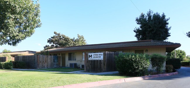 Pine Meadows Apartments in Modesto, CA - Building Photo - Building Photo