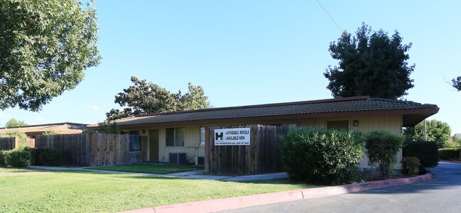 Pine Meadows Apartments in Modesto, CA - Foto de edificio - Building Photo