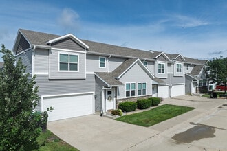 Ledgestone Townhomes in Ankeny, IA - Foto de edificio - Building Photo