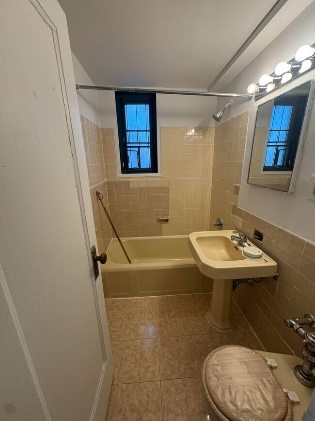 1650 Metropolitan Ave in Bronx, NY - Building Photo - Building Photo