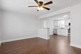 136 W Rossview Rd in Clarksville, TN - Building Photo - Building Photo