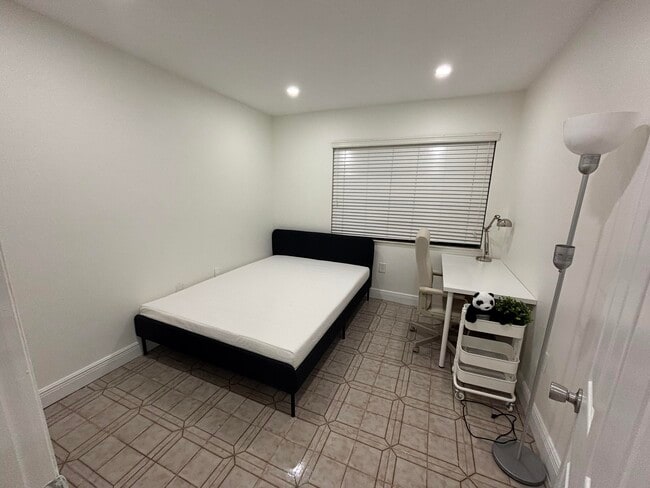 703 SW 100th Court Cir, Unit Bedroom A in Miami, FL - Building Photo - Building Photo