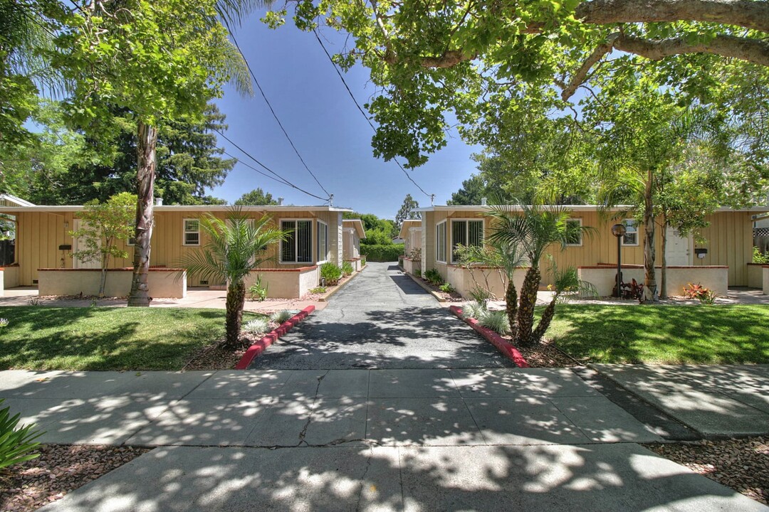 Stanford Avenue Apartments in Palo Alto, CA - Foto de edificio