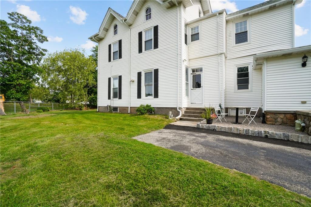 8 Family Ln in Westerly, RI - Building Photo